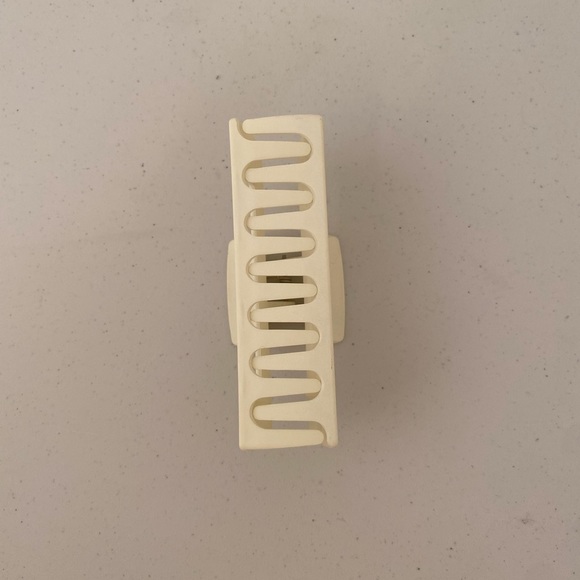 ANTHROPOLOGIE Plastic Hair Clip - Picture 2 of 2